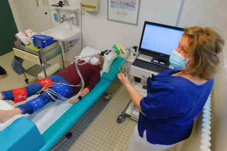 Teamomat: Pflegefachkraft bei der Untersuchung einer Patientin