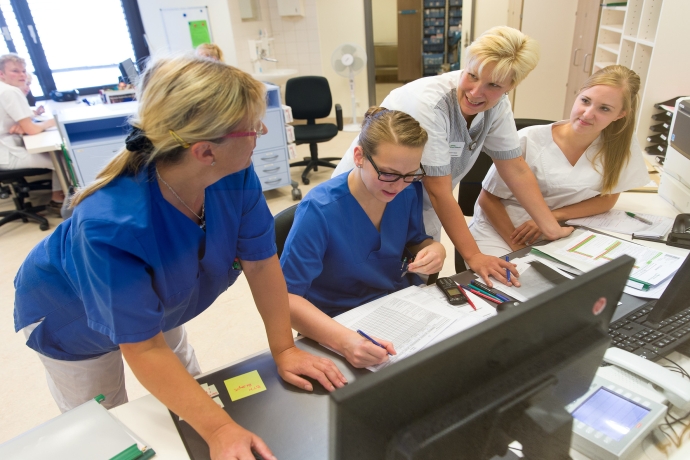 Vier Frauen arbeiten am Computer