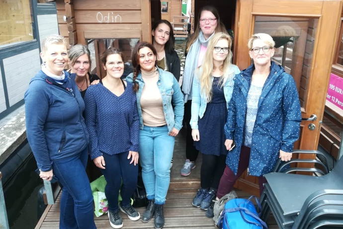 Eine Gruppe von acht Frauen 