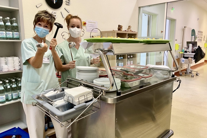 Zwei Frauen hinter der Theke in der Kantine