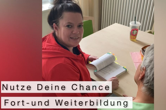 Teamomat: Pflegefachkraft mit Patientin und Fortbildungsbuch