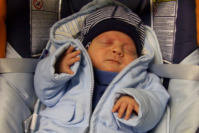 Teamomat: Frühchen warm gekleidet in Babyschale