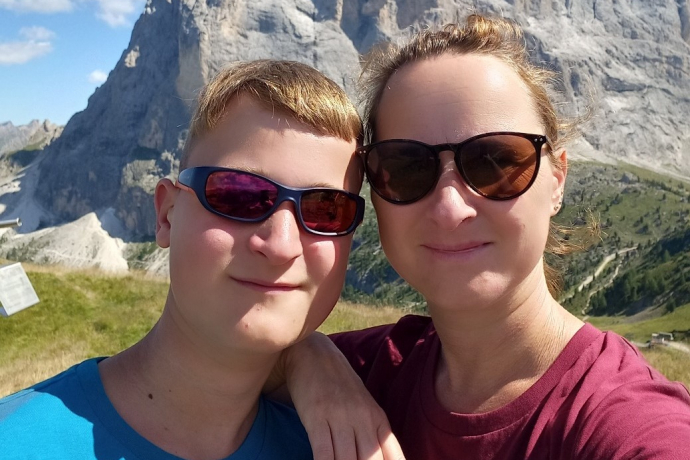Teamomat: Pärchen vor Bergkulisse
