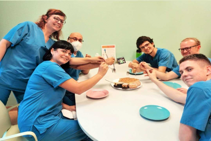 Teamomat: Das Team der Intensivstation beim Kuchen essen