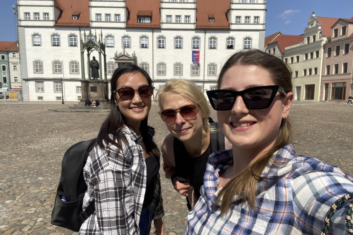 Teamomat: Drei junge Frauen in Karohemden mit Sonnenbrille vor Schloss