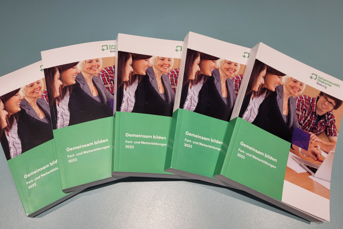 Teamomat: Fünf Programmhefte der Johannesstift Diakonie Akademie