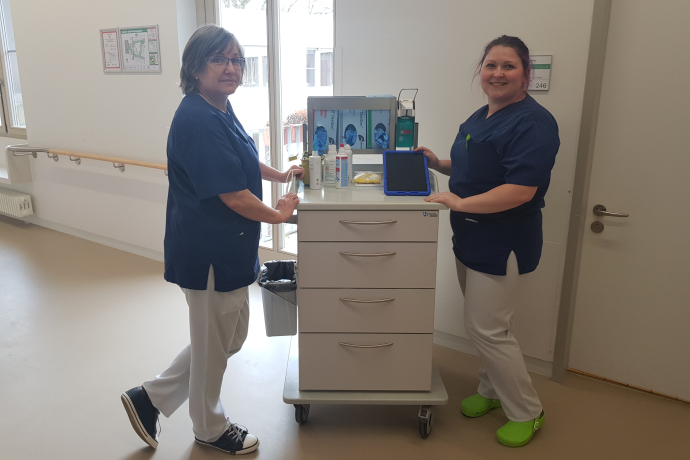 Teamomat: Zwei Kolleginnen am Patientenwagen
