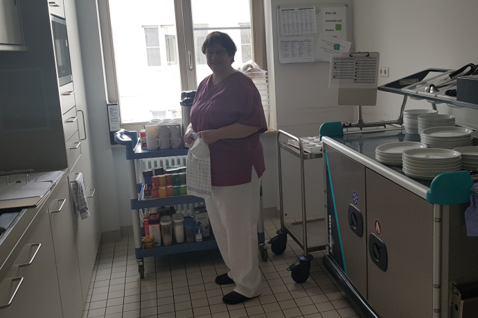 Teamomat: Weibliche Pflegefachkraft in der Küche